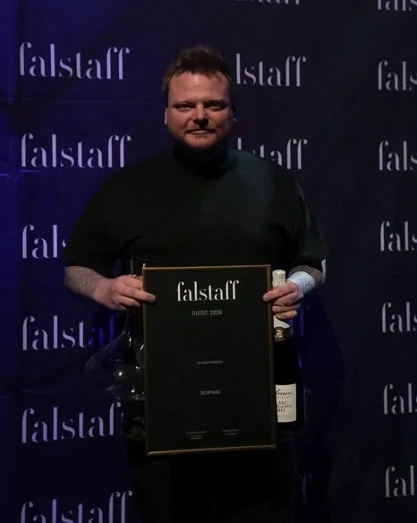Rasmus Munk holding the Falstaff Guide 2026 award